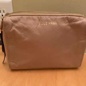 Cole Haan crossbody purse. Very good condition. Tan purse with black strap.